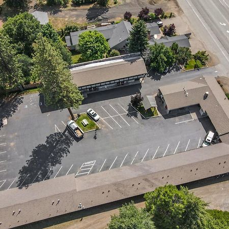 Charm Motel & Suites Burney Extérieur photo
