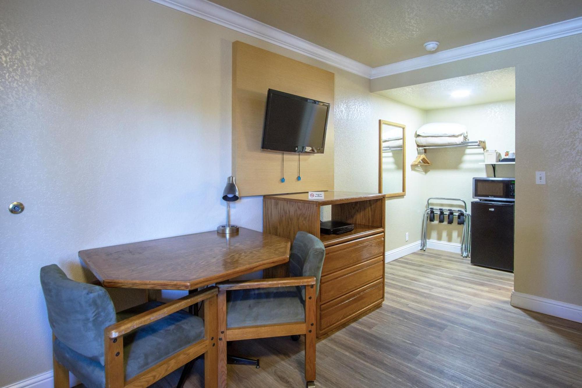 Charm Motel & Suites Burney Extérieur photo