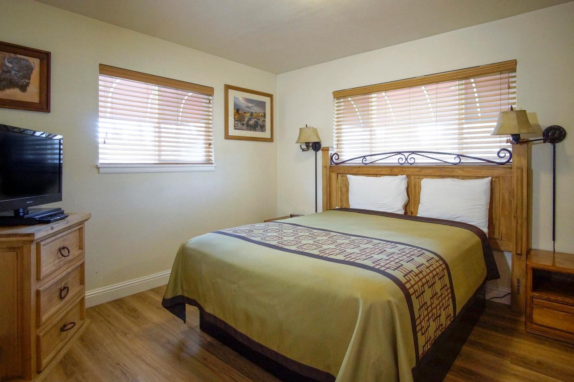 Charm Motel & Suites Burney Extérieur photo