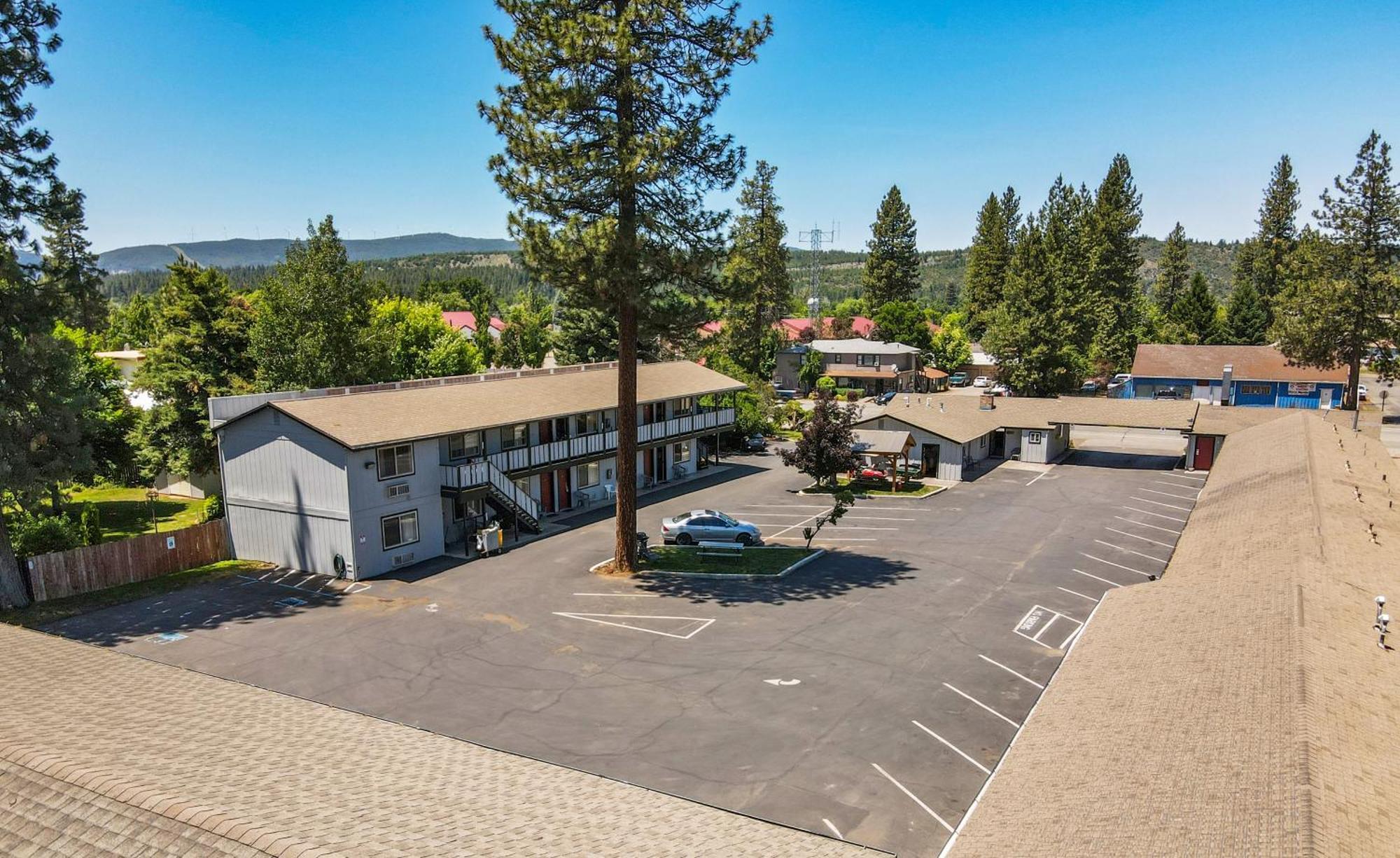 Charm Motel & Suites Burney Extérieur photo