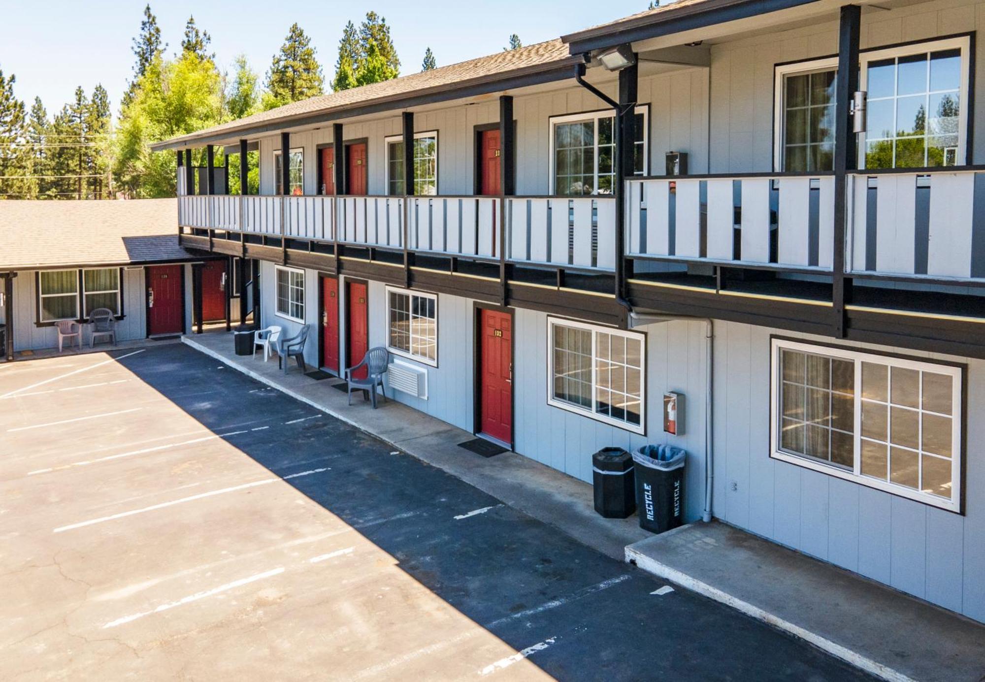 Charm Motel & Suites Burney Extérieur photo
