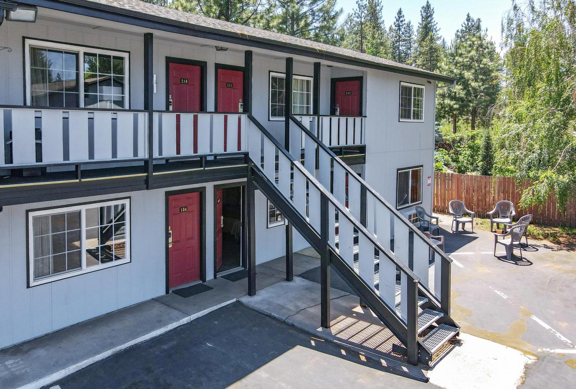 Charm Motel & Suites Burney Extérieur photo