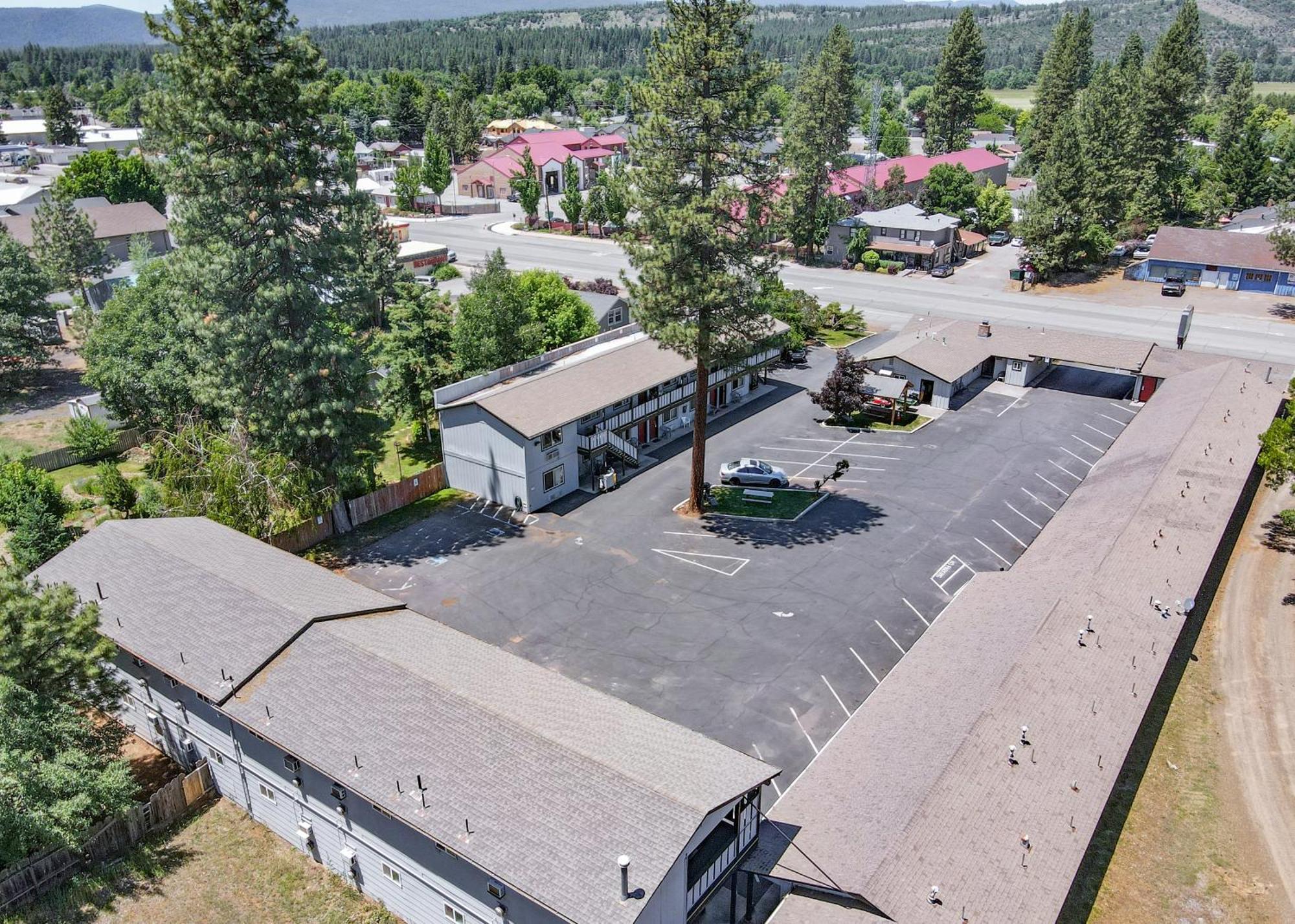 Charm Motel & Suites Burney Extérieur photo