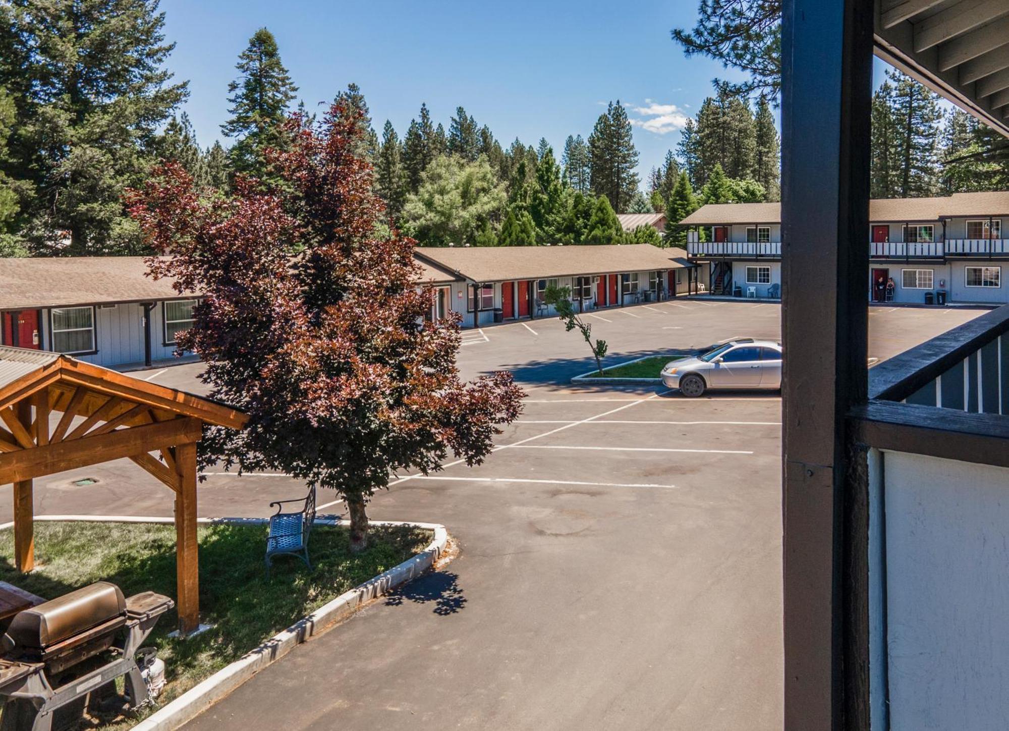 Charm Motel & Suites Burney Extérieur photo