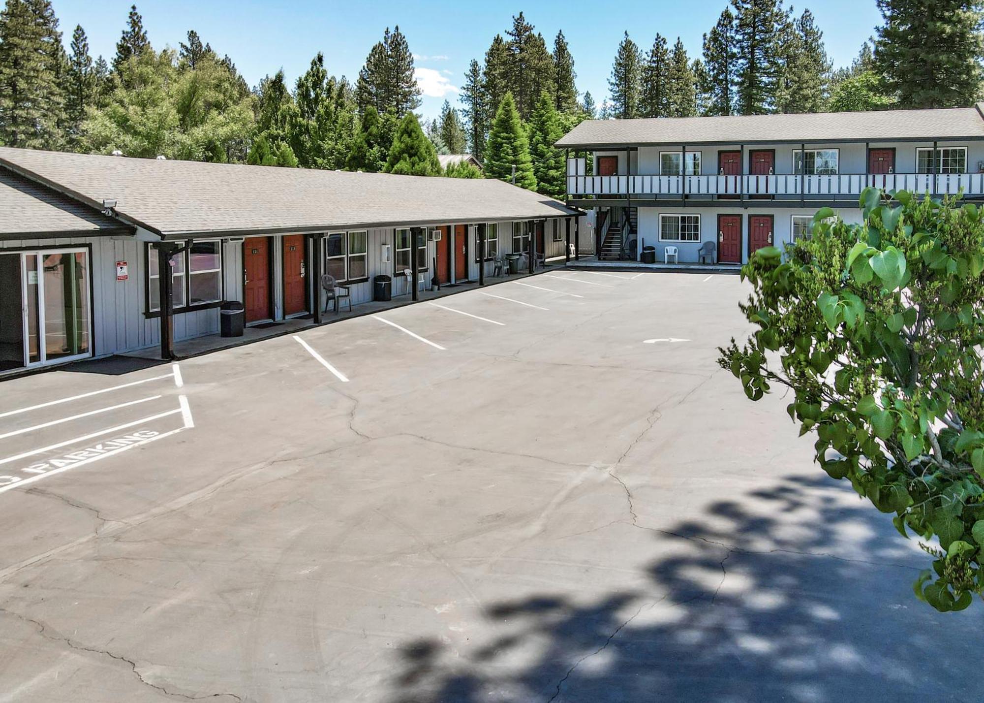 Charm Motel & Suites Burney Extérieur photo