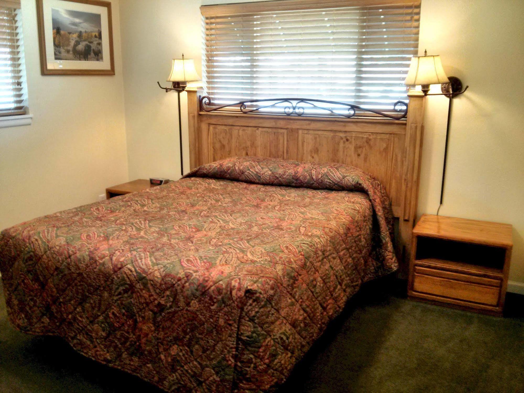 Charm Motel & Suites Burney Extérieur photo