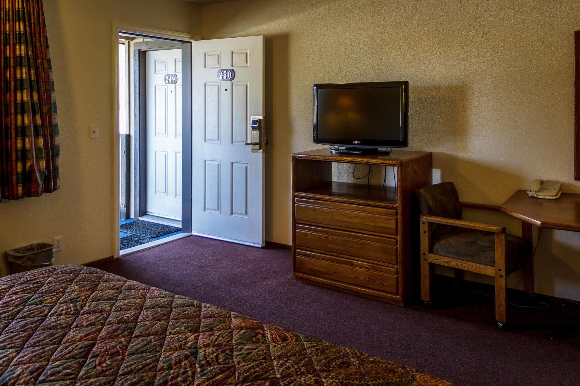 Charm Motel & Suites Burney Extérieur photo