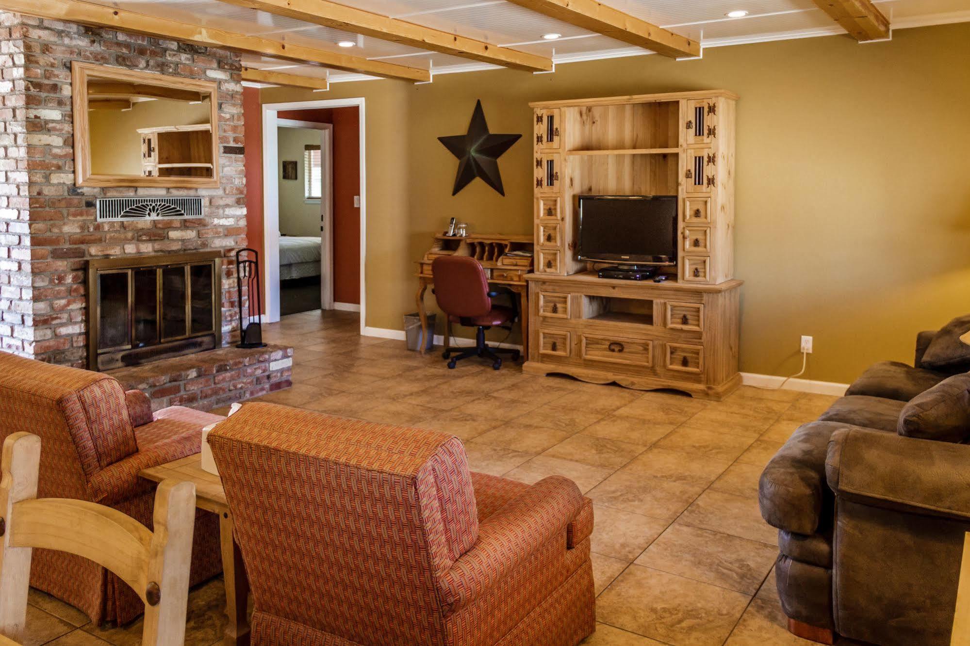 Charm Motel & Suites Burney Extérieur photo