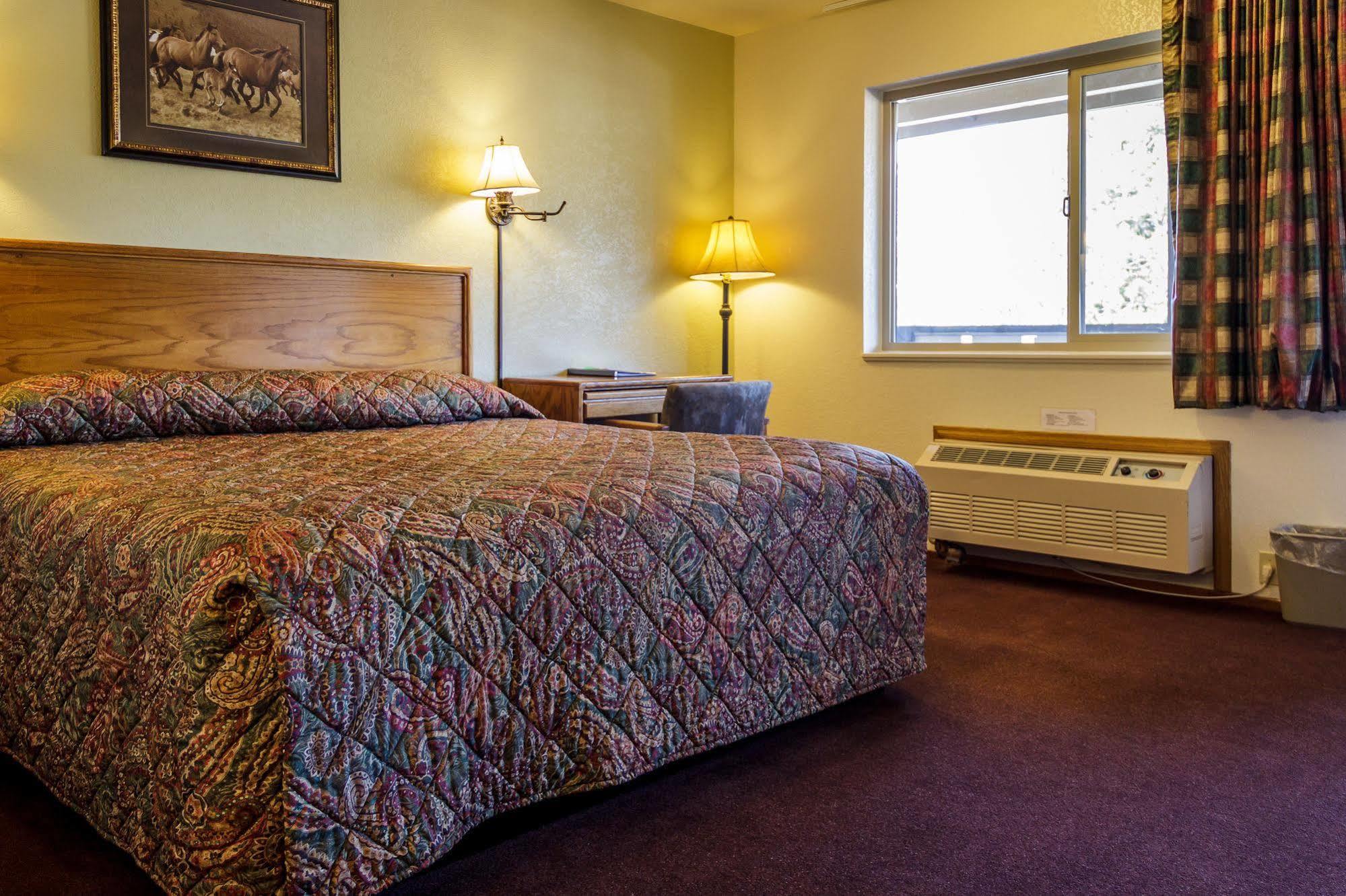 Charm Motel & Suites Burney Extérieur photo